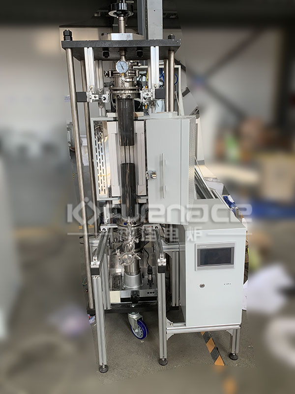 管式熱壓爐,將物料放在兩個石墨柱之間,在加熱過程中進行壓鑄成型