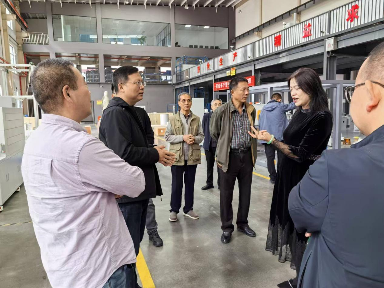 尚麗平副校長等領導參觀廠區 尚麗平副校長等領導參觀廠區